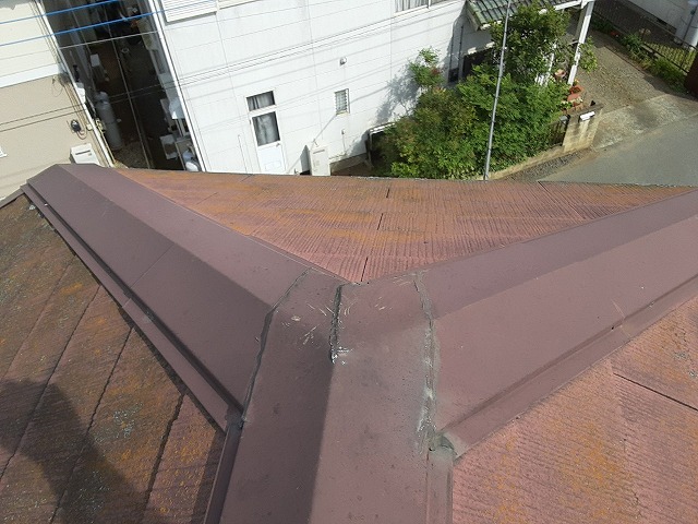 塗膜劣化のスレート屋根の棟板金